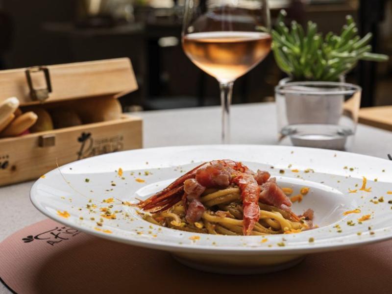 Primo piatto di pesce servito con vino