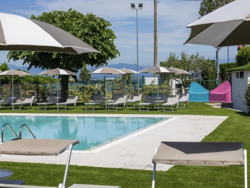 Ingresso in acqua della piscina all'aperto
