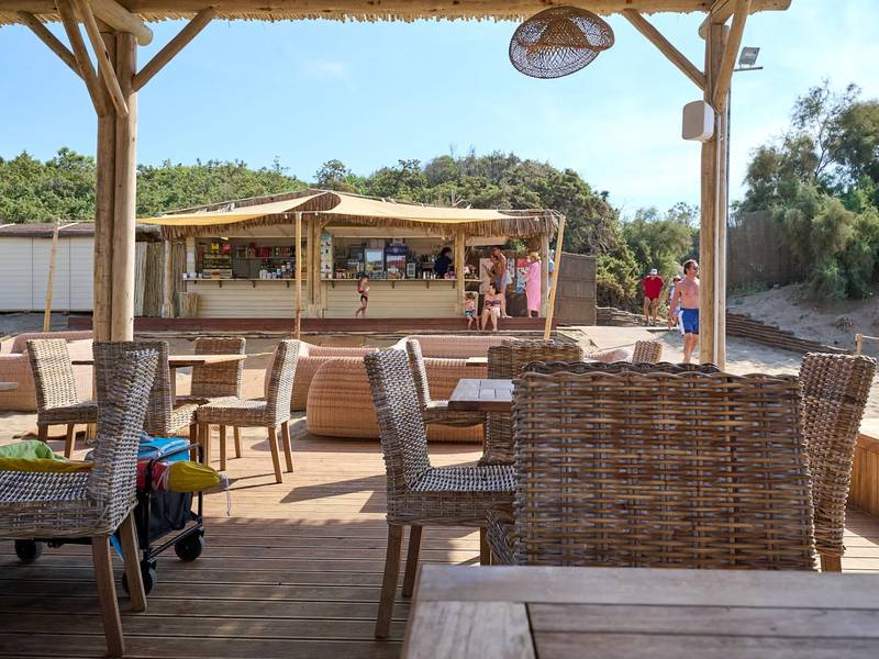 Bar sulla spiaggia accessibile in sedia a rotelle