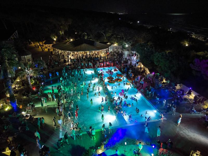 Vista dall'alto della piscina di notte