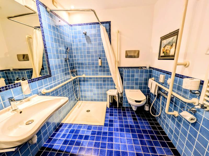 Bagno accessibile in sedia a rotelle con doccia walk-in