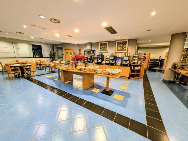 Tavolo buffet colazione e macchinette caffè