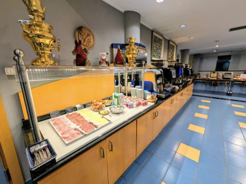 Buffet colazione salata con salumi e formaggi