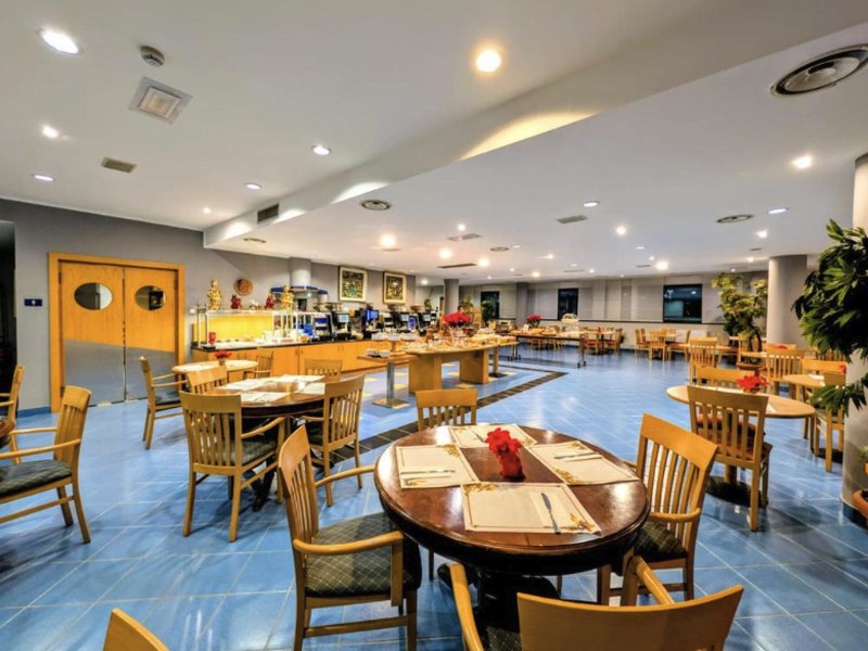Sala colazione con tavoli e buffet