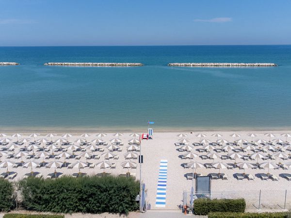Vista dall'alto della spiaggia per disabili di Porto Sant'Elpidio