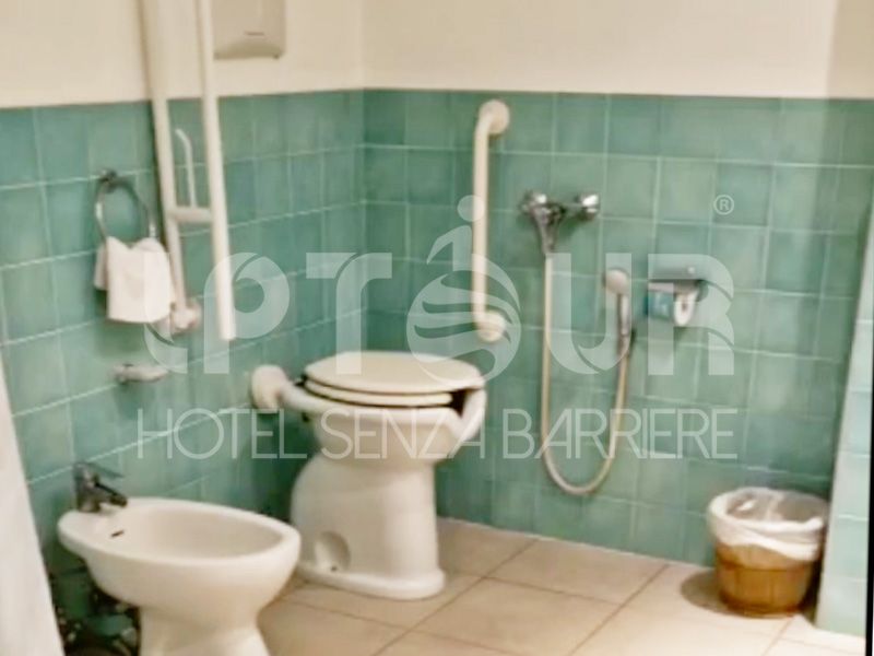 Bagno accessibile in carrozzina per disabili