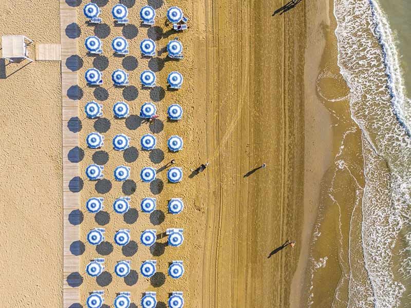 Vista dall'alto degli ombrelloni sulla spiaggia