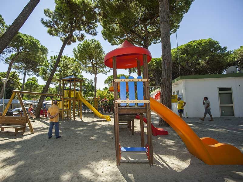 Scivoli e giochi per bambini
