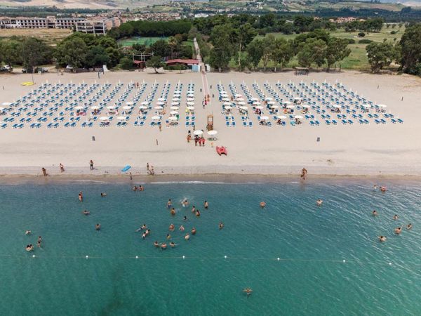 Spiaggia accessibile in sedia a rotelle a Simeri