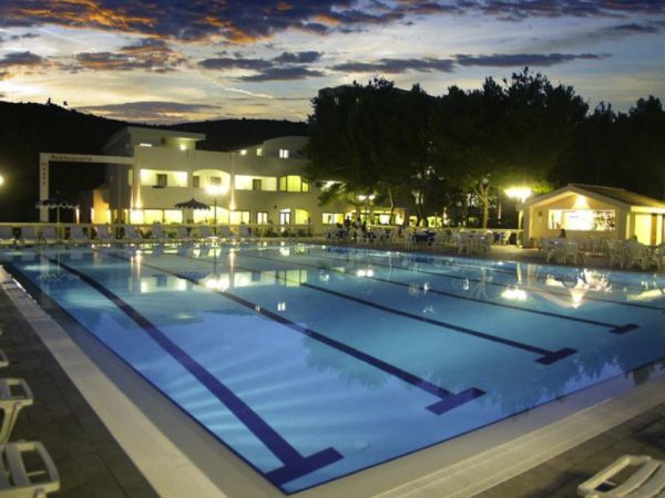 Piscina semiolimpionica di sera